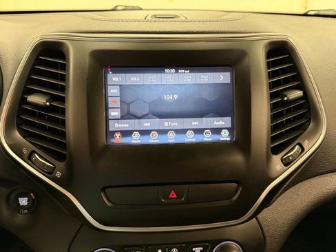 Used 2019 Jeep Cherokee Latitude Plus w/ Cold Weather Group AWD/4WD image 25