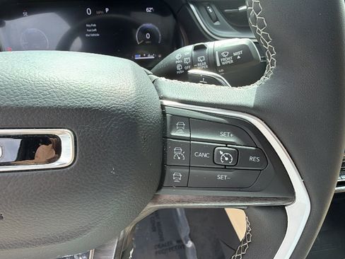 Used 2024 Jeep Grand Cherokee Limited w/ Luxury Tech Group II image 29