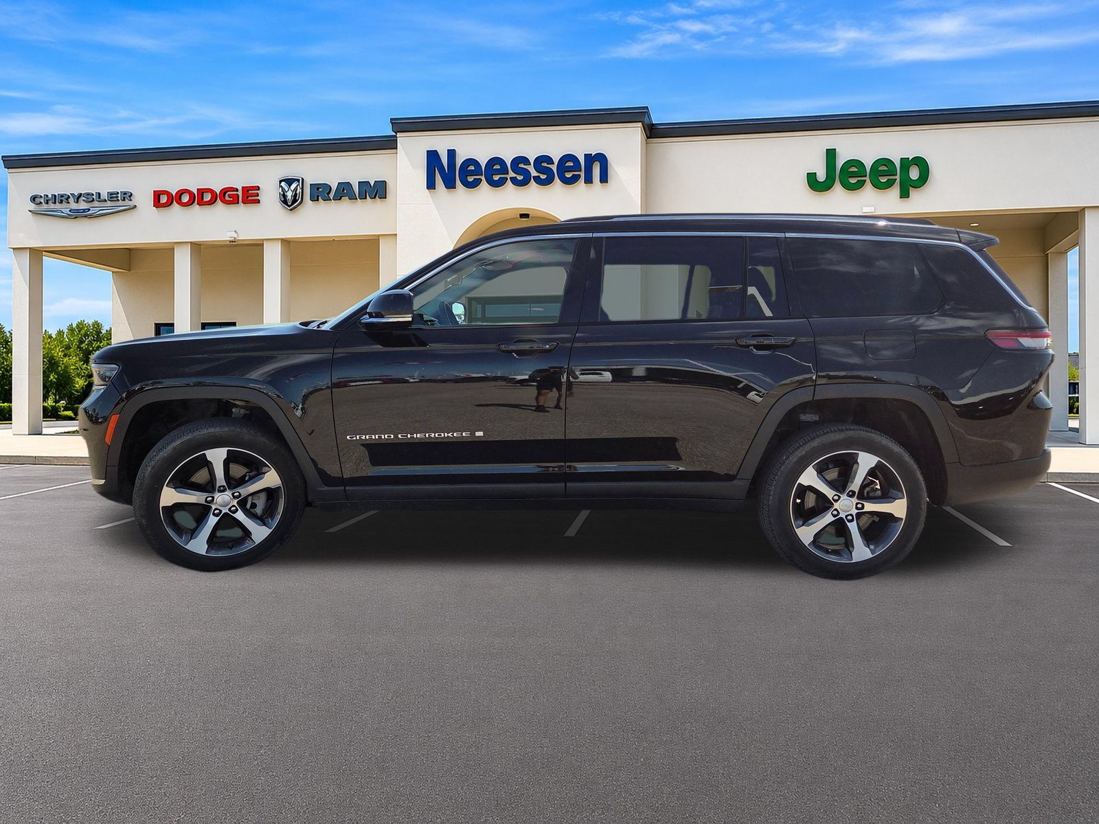 Used 2023 Jeep Grand Cherokee L Limited AWD/4WD image 4