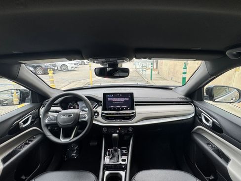 Used 2025 Jeep Compass Limited image 33