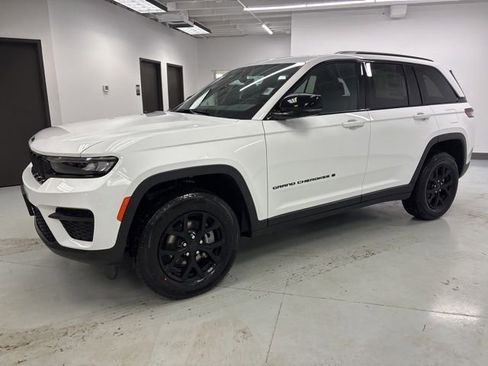 New 2025 Jeep Grand Cherokee Altitude image 3