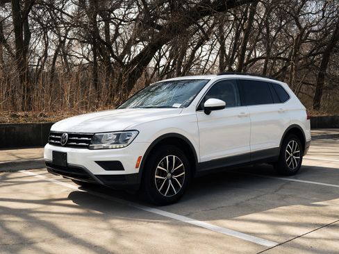 Used 2020 Volkswagen Tiguan SE w/ Panoramic Sunroof Package image 5