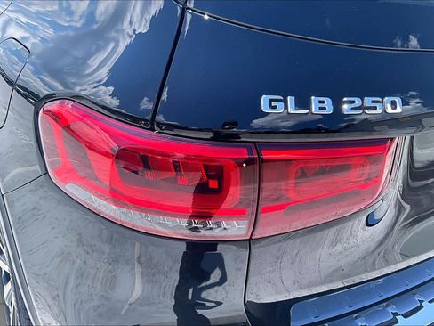 Used 2021 Mercedes-Benz GLB 250 image 28