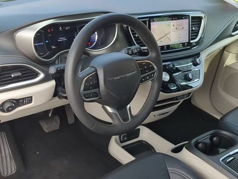 Used 2024 Chrysler Pacifica Limited FWD image 2