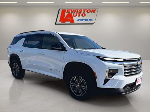 Used 2025 Chevrolet Traverse LT image 2