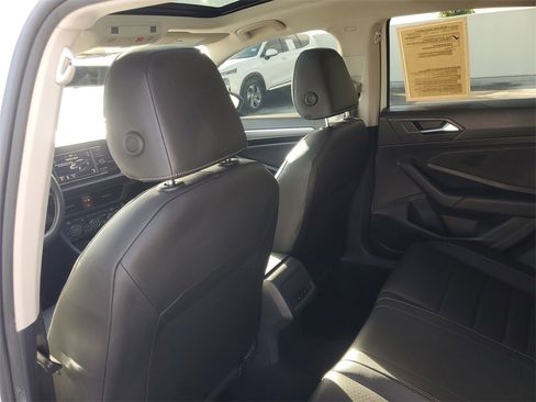 Used 2021 Volkswagen Jetta SE w/ SE Cold Weather Package image 11