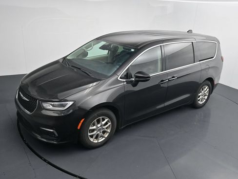 Used 2023 Chrysler Pacifica Touring-L FWD image 12