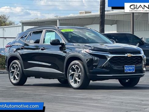 Used 2025 Chevrolet Trax LT w/ LT Convenience Package image 1