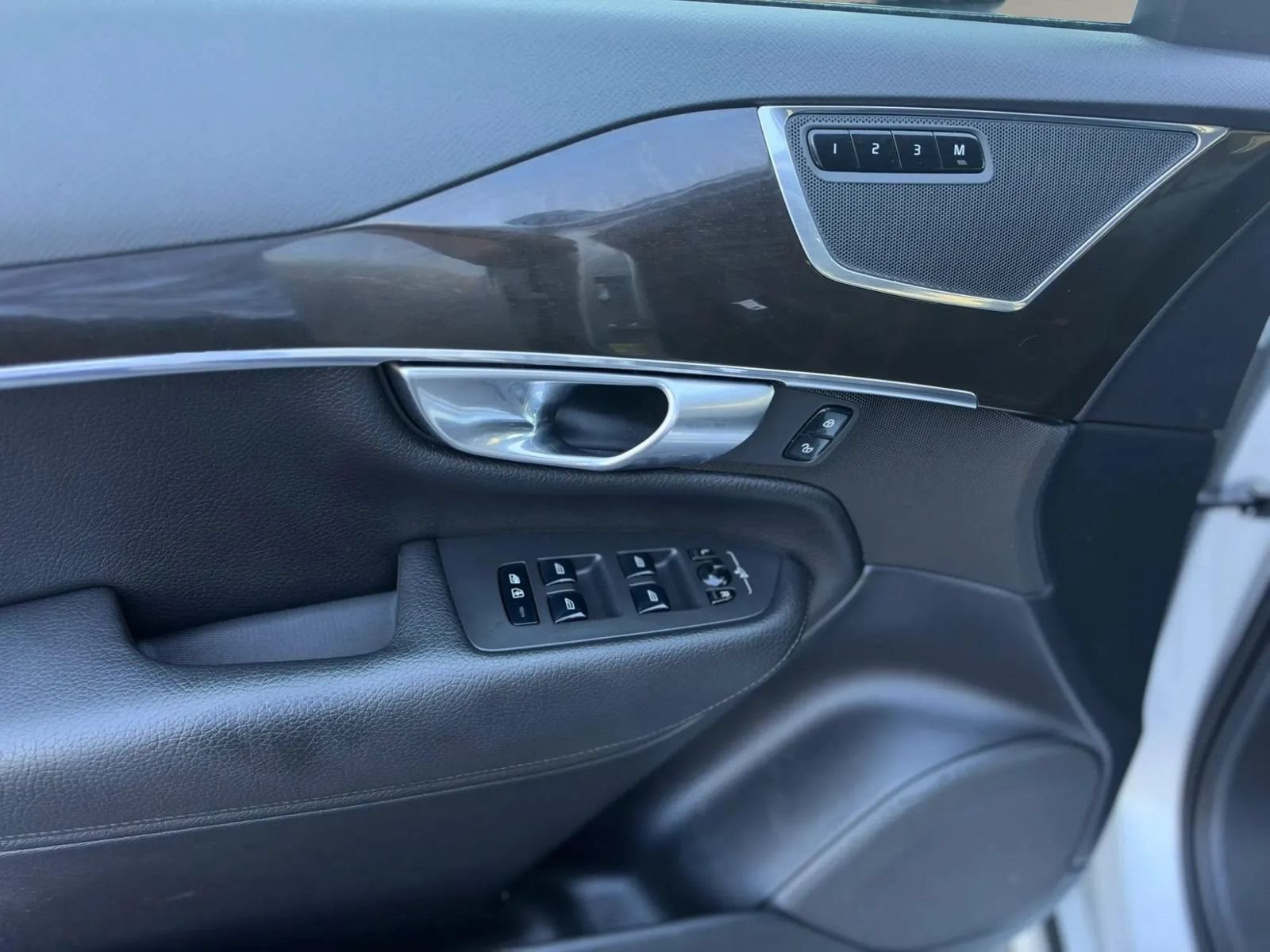 Used 2018 Volvo XC90 T6 Momentum w/ Convenience Package AWD/4WD image 17