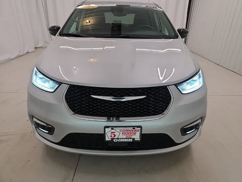 Used 2024 Chrysler Pacifica Touring-L image 8