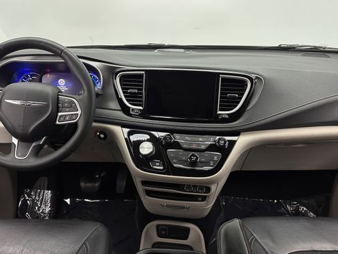 Used 2022 Chrysler Pacifica Touring-L w/ Uconnect Theater Family Group image 29