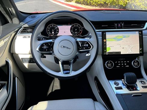 Used 2024 Jaguar F-PACE R-Dynamic S image 4