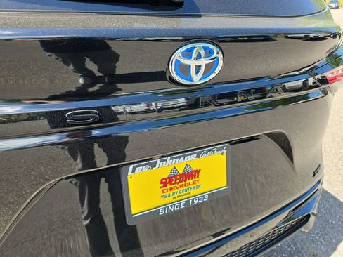 Used 2025 Toyota Sienna XSE AWD/4WD image 38
