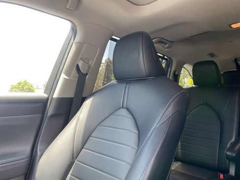 Used 2022 Toyota Highlander XLE FWD image 21