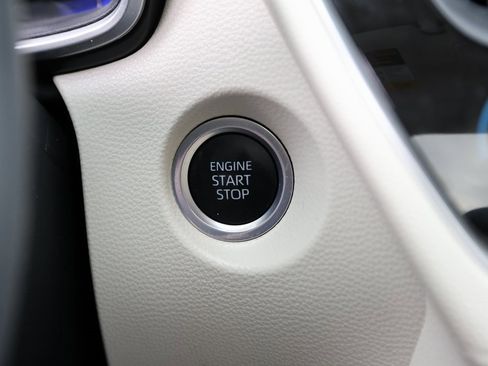 Used 2022 Toyota Corolla Cross XLE w/ Convenience Package image 33