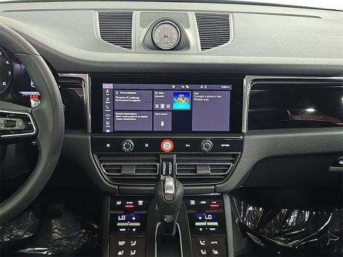 Certified 2025 Porsche Macan image 16