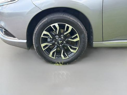 Used 2018 Mitsubishi Outlander 4WD Plug-In Hybrid image 16