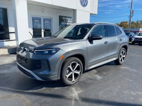 New 2025 Volkswagen Tiguan SE image 6