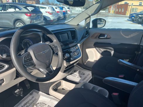 Used 2017 Chrysler Pacifica LX image 13