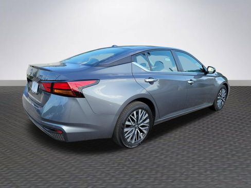 Used 2025 Nissan Altima 2.5 SV FWD image 5