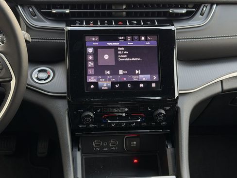 New 2025 Jeep Grand Cherokee L Altitude AWD/4WD image 14