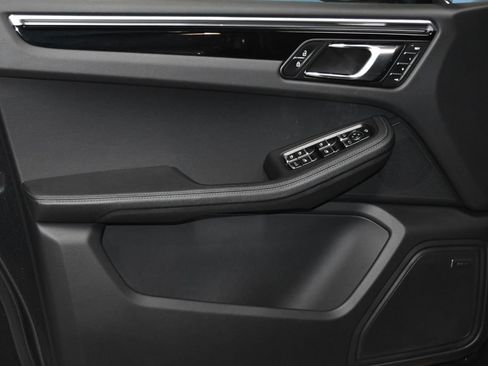Certified 2025 Porsche Macan image 7