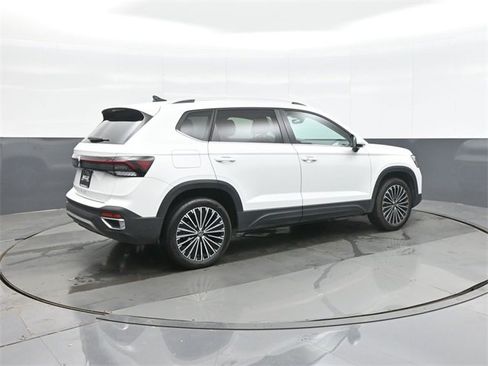 Certified 2025 Volkswagen Taos SE w/ Panoramic Sunroof Package image 7