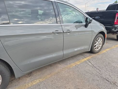 Used 2025 Chrysler Pacifica Select FWD image 12