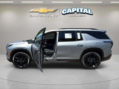 Used 2024 Chevrolet Traverse RS FWD image 9
