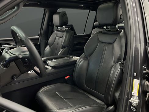 Used 2022 Jeep Wagoneer Series III w/ Premium Group I AWD/4WD image 9