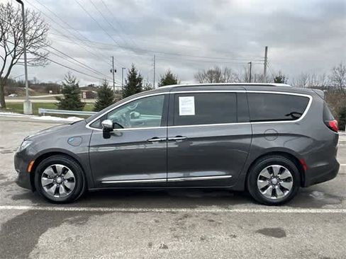 Used 2019 Chrysler Pacifica Limited w/ Advanced Safetytec Group image 2