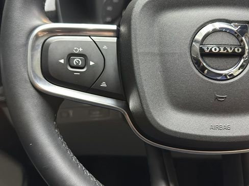 Used 2022 Volvo XC40 T5 Momentum w/ Premium Package image 17
