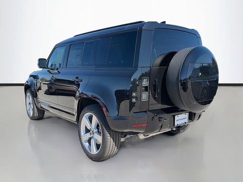 New 2026 Land Rover Defender 110 X-Dynamic SE image 3