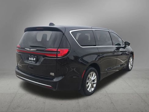 Used 2023 Chrysler Pacifica Touring-L image 6