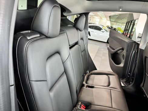 Used 2020 Tesla Model Y Long Range image 16