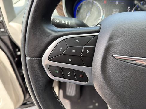 Used 2022 Chrysler Pacifica Limited FWD image 35