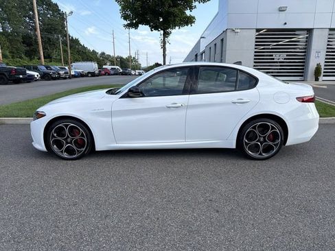Used 2023 Alfa Romeo Giulia Veloce AWD/4WD image 5