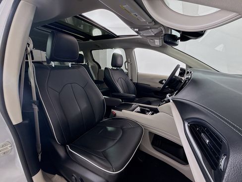 Used 2024 Chrysler Pacifica Limited image 28