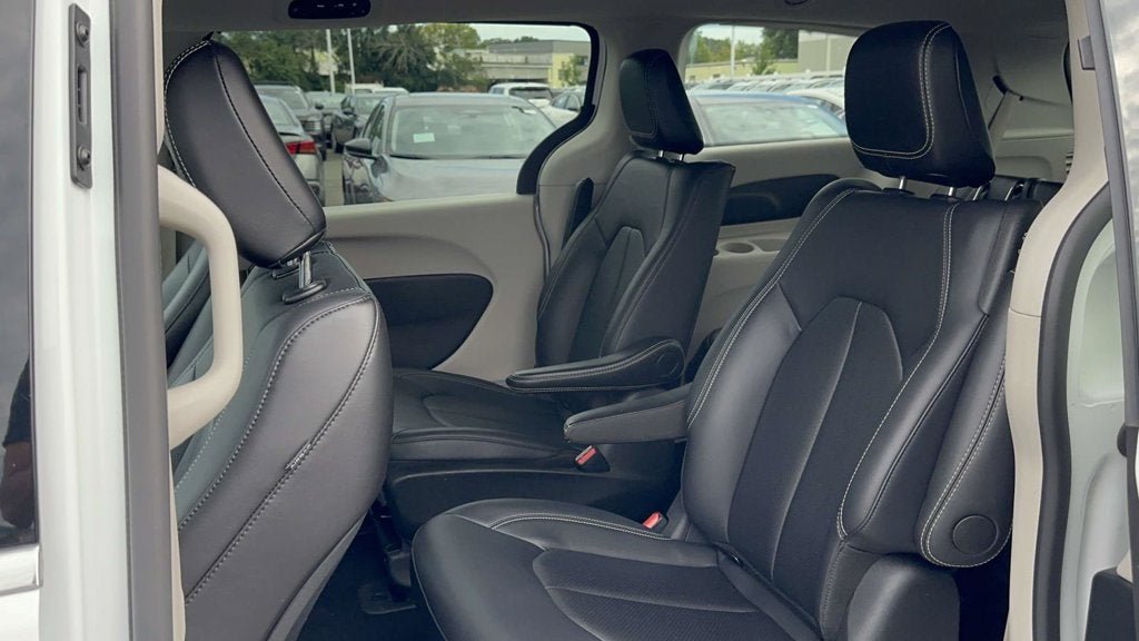 Used 2024 Chrysler Pacifica Limited FWD image 13