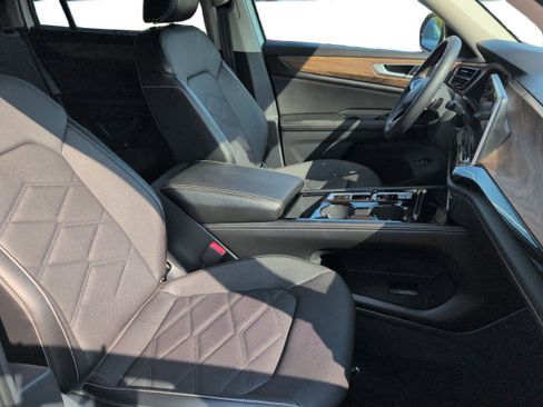 Used 2024 Volkswagen Atlas SE image 18