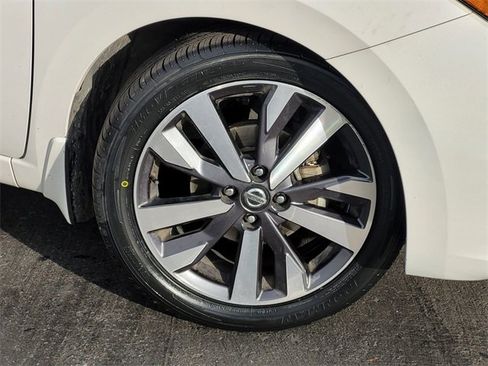 Used 2020 Nissan Versa SR w/ Convenience Package image 10