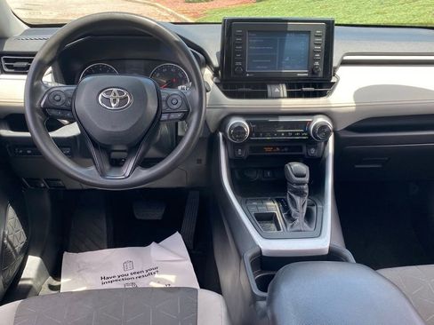 Used 2020 Toyota RAV4 XLE w/ Convenience Package FWD image 9