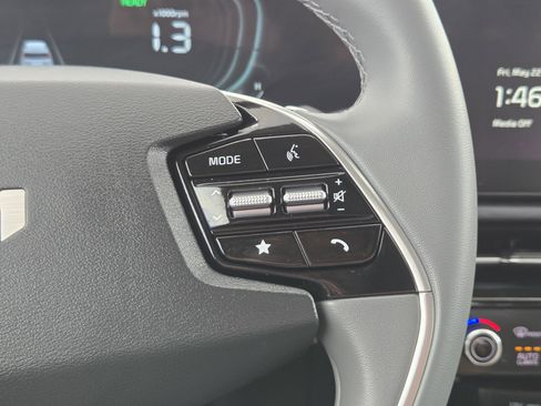 Used 2024 Kia Niro EX Touring FWD image 19