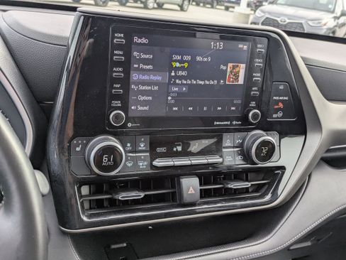 Used 2020 Toyota Highlander XLE image 18