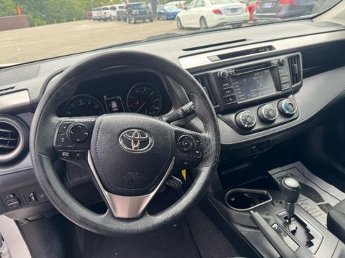 Used 2018 Toyota RAV4 LE FWD image 13