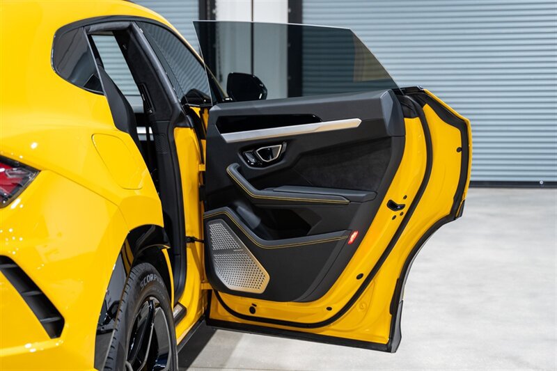 Used 2020 Lamborghini Urus AWD/4WD image 31