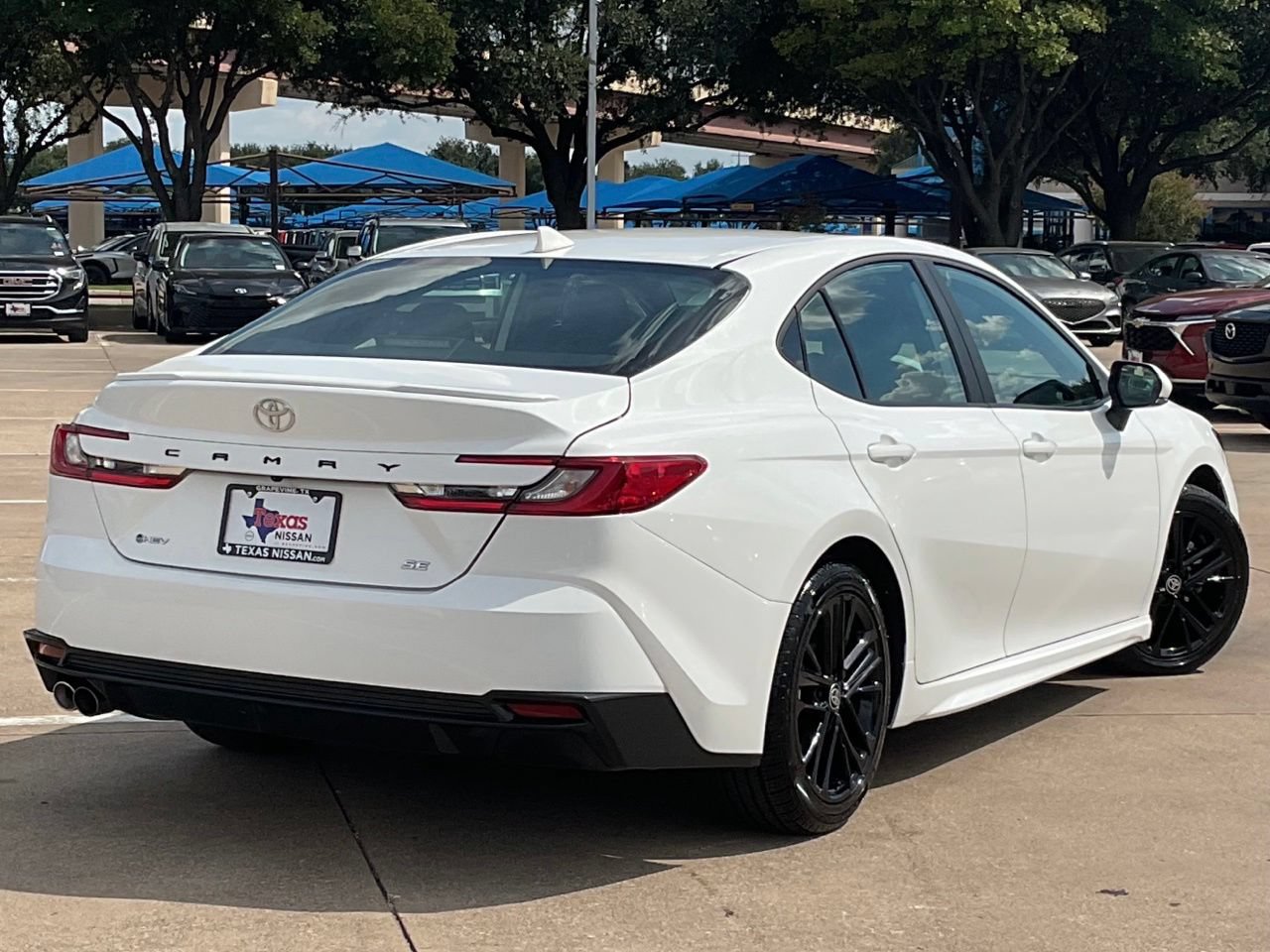 Used 2025 Toyota Camry SE FWD image 5