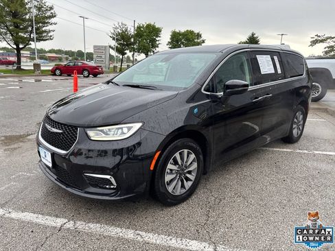 Used 2023 Chrysler Pacifica Touring-L FWD image 12