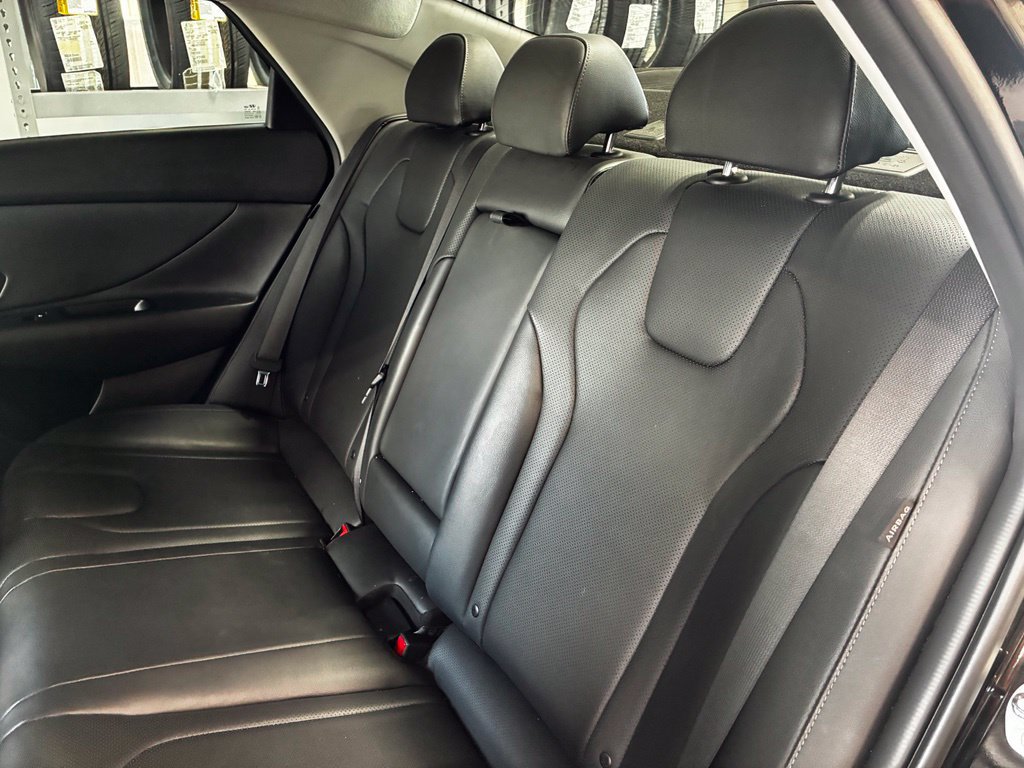 Certified 2025 Hyundai Elantra Limited FWD image 12