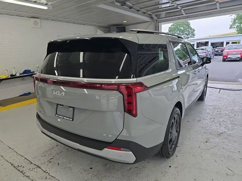 Used 2025 Kia Carnival EX FWD image 5